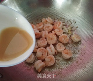 小炒青蒜炒虾球的做法步骤：9