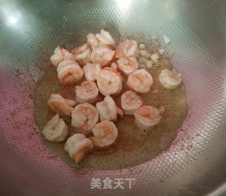 小炒青蒜炒虾球的做法步骤：10