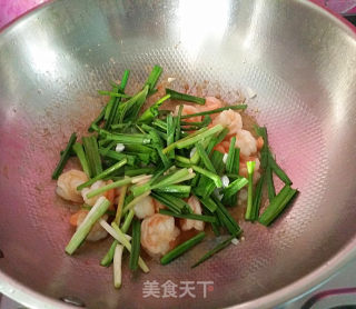 小炒青蒜炒虾球的做法步骤：11
