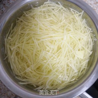 土豆丝小炒的做法步骤：1
