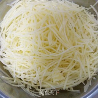 土豆丝小炒的做法步骤：2