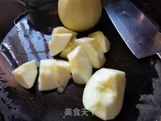 苹果胡萝卜雪耳汤的做法步骤：1