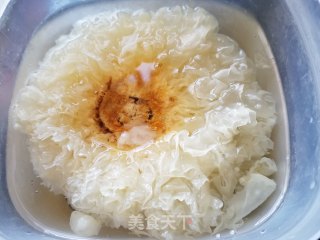 苹果胡萝卜雪耳汤的做法步骤：2