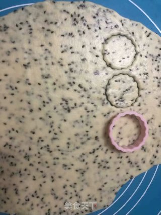 黑芝麻苏打饼干的做法步骤：8