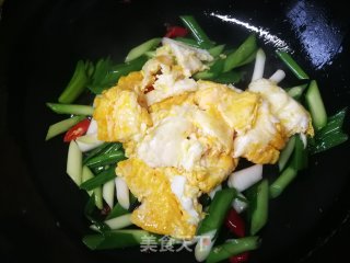 快手小炒：蒜苗炒鸡蛋的做法步骤：9