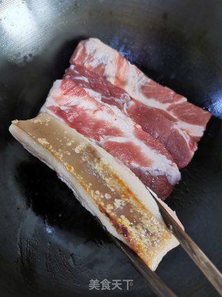无酱油版红烧肉的做法步骤：2