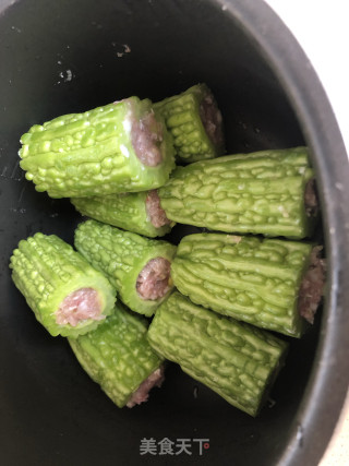 苦瓜酿鸡爪的做法步骤：2