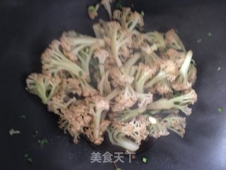黑胡椒酱炒花菜的做法步骤：8