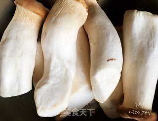 小炒鸡丁杏鲍菇的做法步骤：2