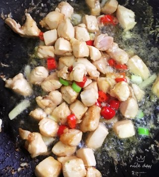 小炒鸡丁杏鲍菇的做法步骤：8