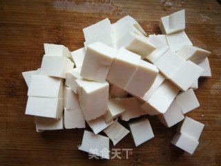 小白菜虾仁炖豆腐的做法步骤：1