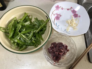 青椒炒牛肉的做法步骤：1