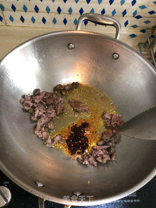 青椒炒牛肉的做法步骤：2