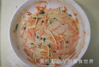 胡萝卜土豆丝饼的做法步骤：2