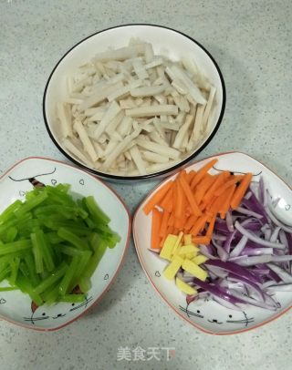 香芹炒莲藕的做法步骤：5