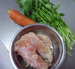 快手小炒——香菜胡萝卜炒鸡丝的做法步骤：1