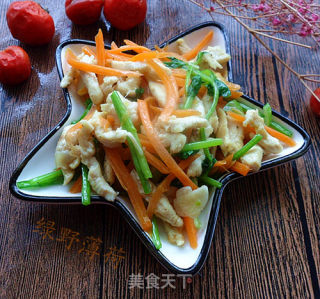 快手小炒——香菜胡萝卜炒鸡丝的做法步骤：9
