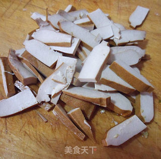 快手小炒——尖椒炒香干的做法步骤：2