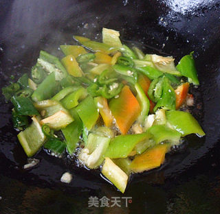 快手小炒——尖椒炒香干的做法步骤：3