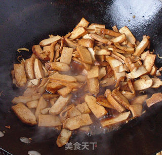 快手小炒——尖椒炒香干的做法步骤：5