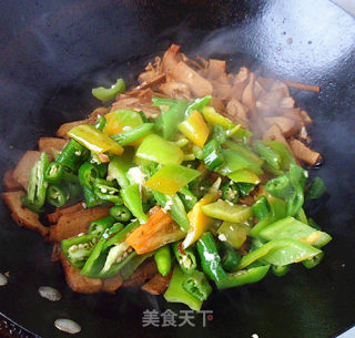 快手小炒——尖椒炒香干的做法步骤：6