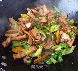 快手小炒——尖椒炒香干的做法步骤：7