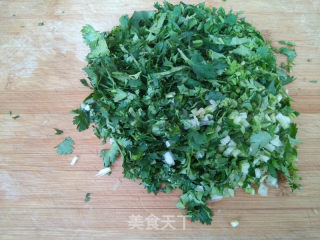 香菜鸡蛋白菜馅煎饺的做法步骤：3