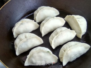 香菜鸡蛋白菜馅煎饺的做法步骤：8