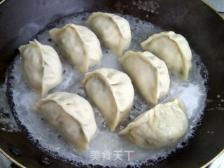 香菜鸡蛋白菜馅煎饺的做法步骤：10