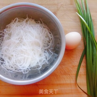 韭菜炒粉丝的做法步骤：1