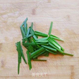 韭菜炒粉丝的做法步骤：2