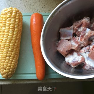 胡萝卜玉米排骨汤的做法步骤：1