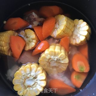胡萝卜玉米排骨汤的做法步骤：3
