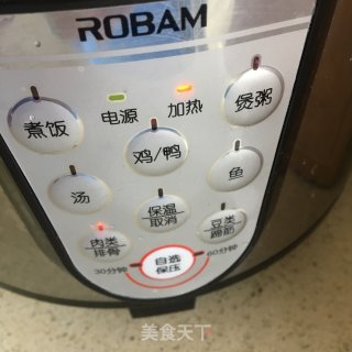 胡萝卜玉米排骨汤的做法步骤：4
