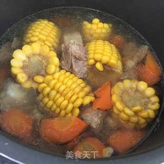 胡萝卜玉米排骨汤的做法步骤：5