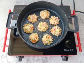 黄金米饭蛋饼的做法步骤：9