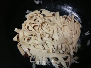 蒜苗炒千张的做法步骤：4
