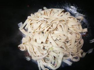 蒜苗炒千张的做法步骤：5