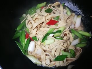 蒜苗炒千张的做法步骤：8