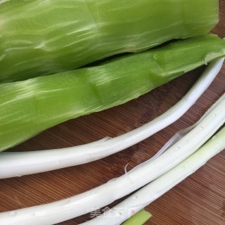 胡椒青笋片的做法步骤：1