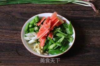 青椒炒回锅肉的做法步骤：2