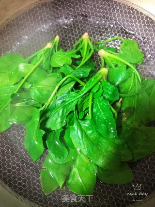 午餐肉青菜热汤面的做法步骤：2