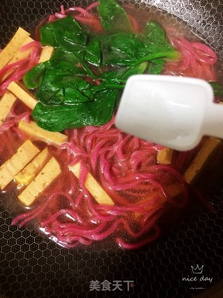 午餐肉青菜热汤面的做法步骤：10