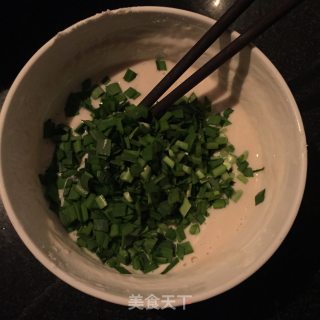 韭菜鸡蛋软饼的做法步骤：2