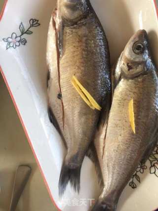 红烧扁鱼的做法步骤：1