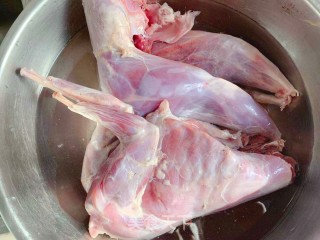 炖兔肉的做法步骤：1