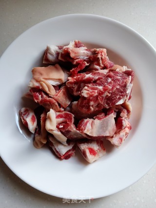羊肉淮山汤的做法步骤：1