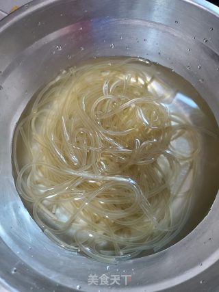 肉片菜心煮红薯粉的做法步骤：1
