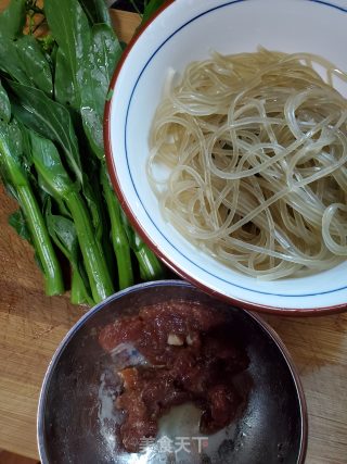 肉片菜心煮红薯粉的做法步骤：2