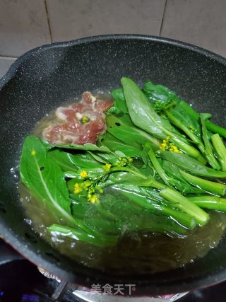 肉片菜心煮红薯粉的做法步骤：6